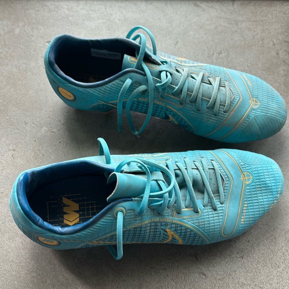 Women’s Nike Soccer cleats size 8.5. Wore just 3 months